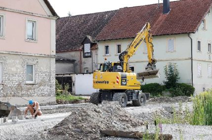 Bagger steht auf der Straße